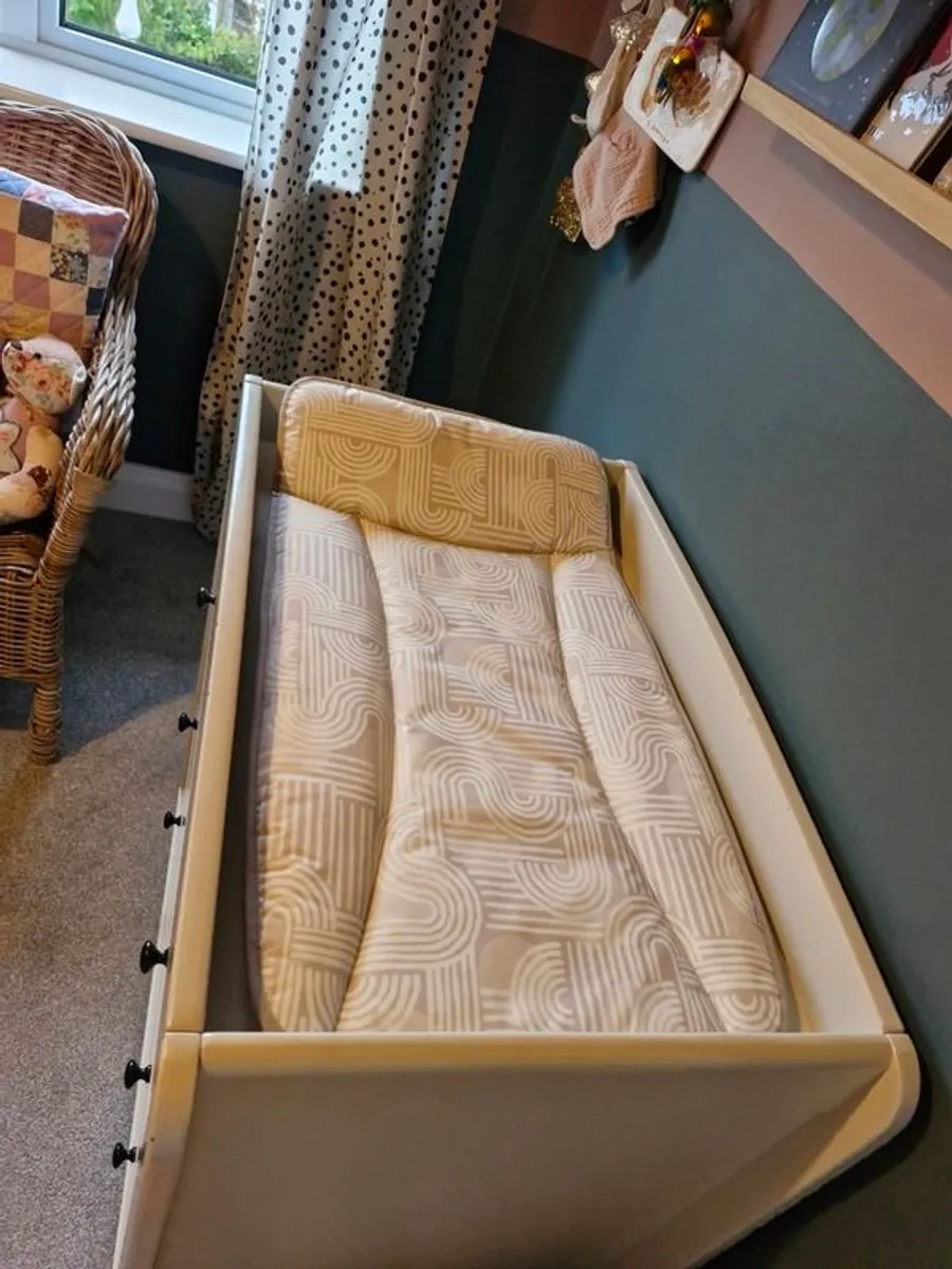 Mamas and Papas Cot and Changing table - Image 4