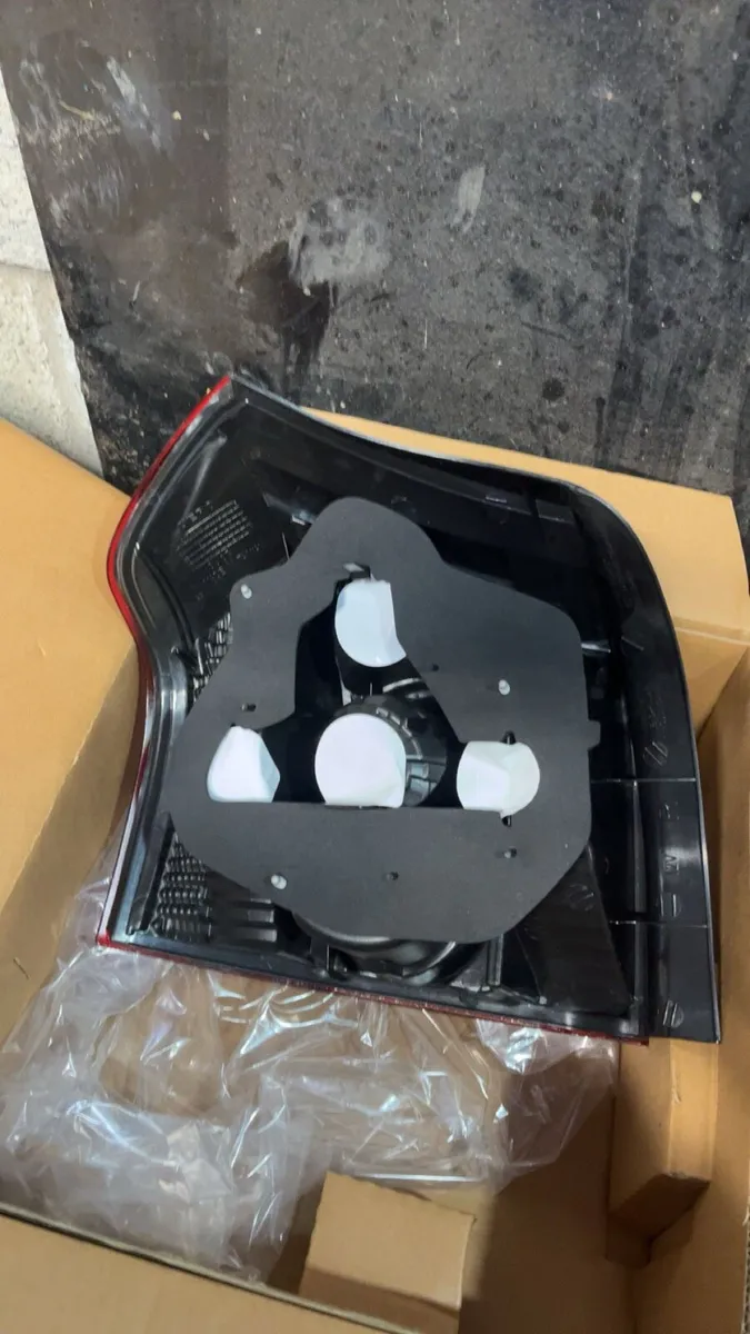 Original lights for e12 Toyota - Image 3