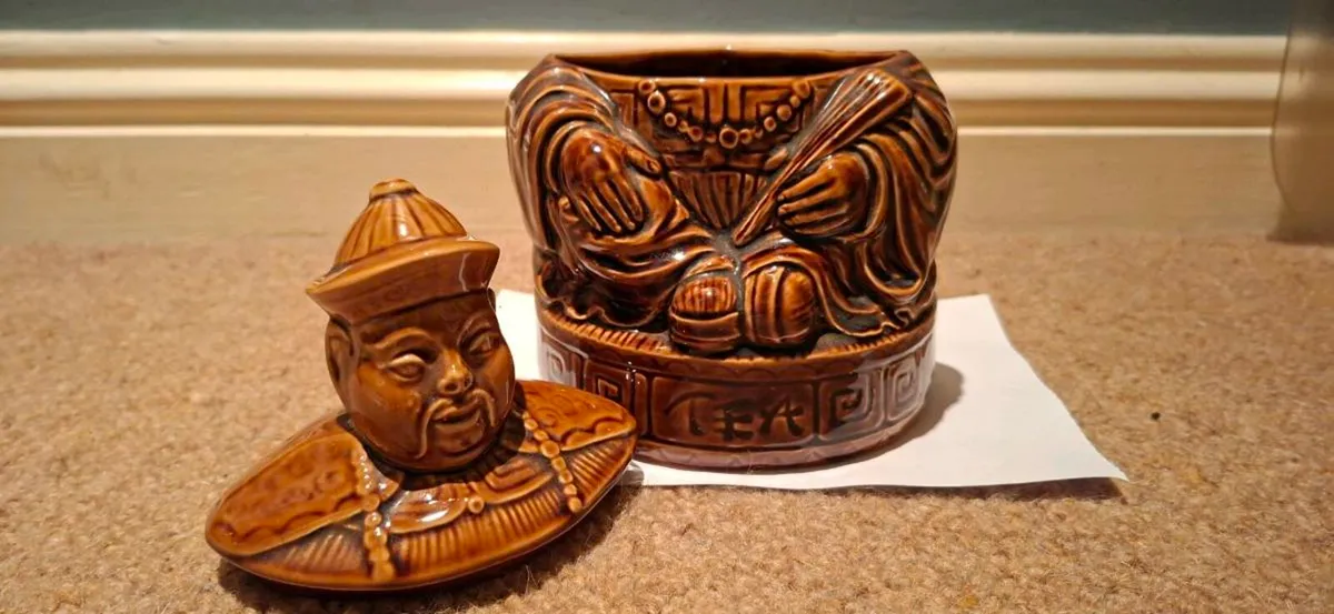 Chinese Ceramic Tea Container - Image 3