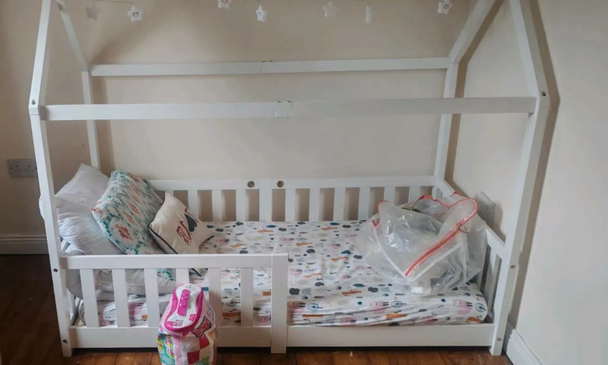 Toddler bed with Mattress - Image 2