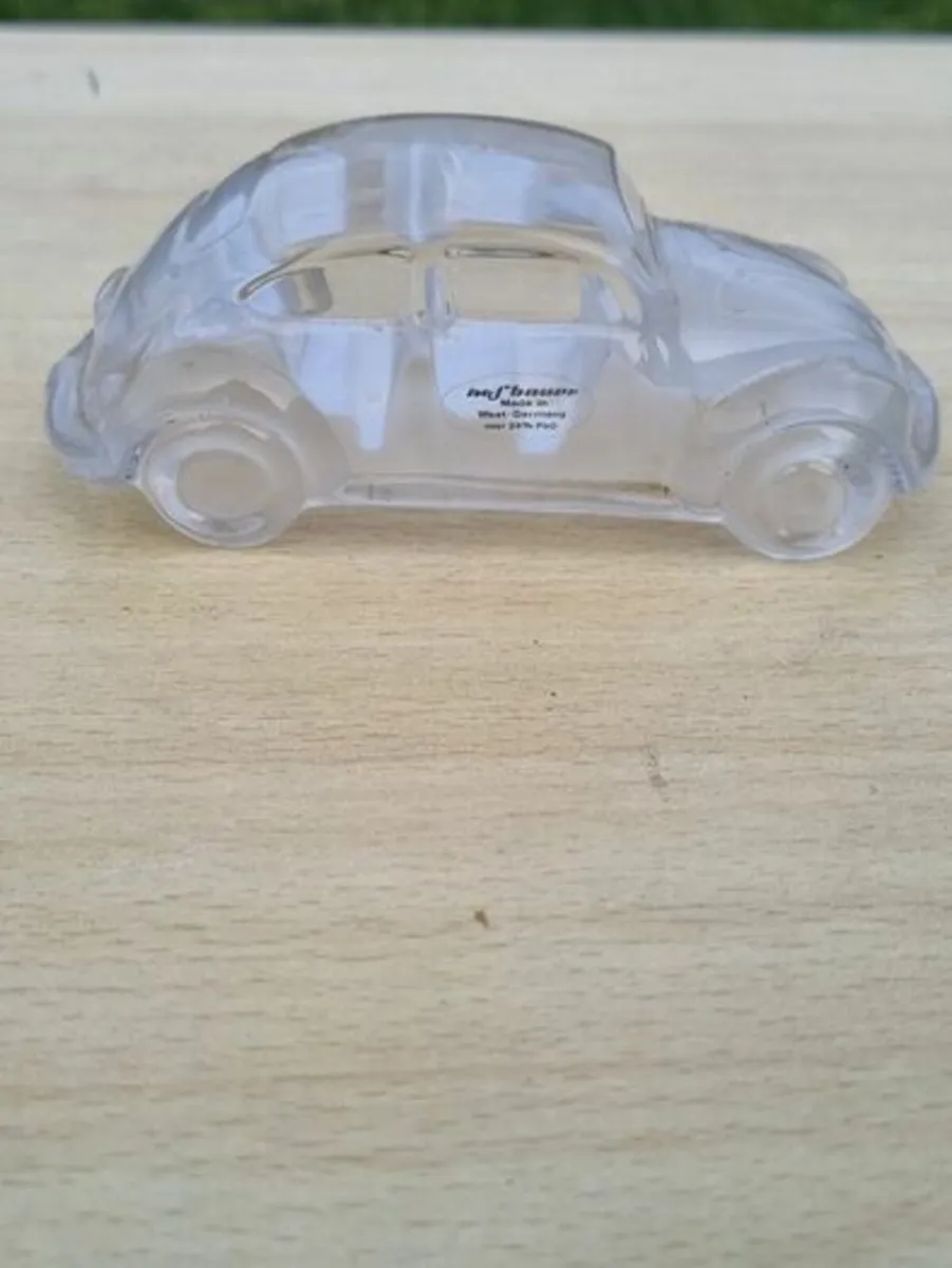 Crystal paperweight in the shape of a Volkswagen B - Image 1