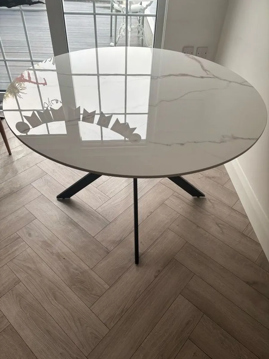 Round Table & 4 Chairs - Image 1