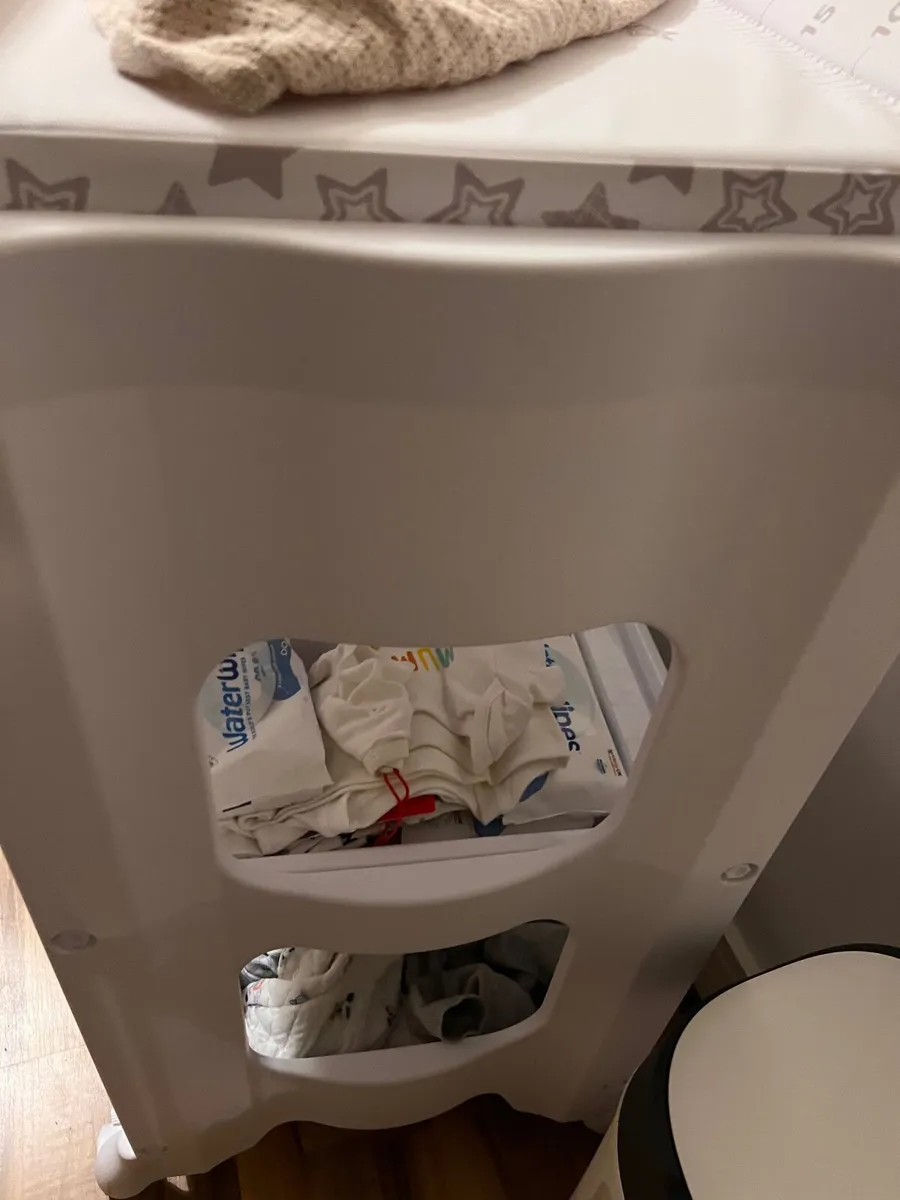 Bath set and changer - Image 1