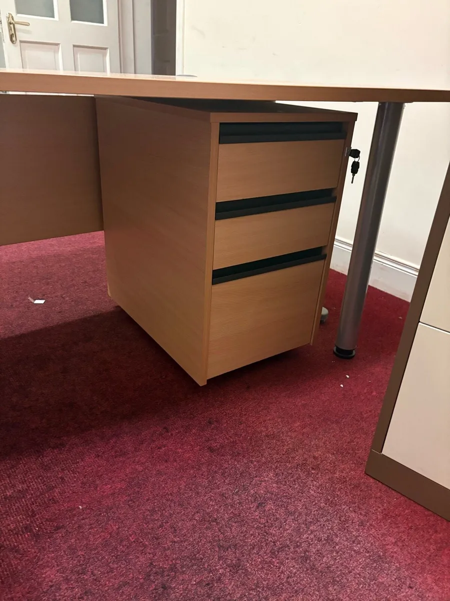 Desk chair and filing cabinet - Image 3