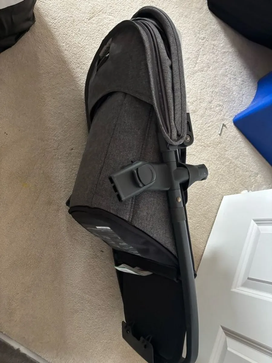 uppababy vista rumble seat with adaptors - Image 4