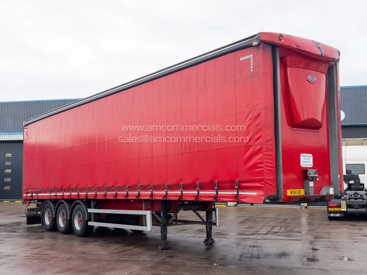 2017 PILLARLESS CURTAINSIDE TRAILER - Image 1