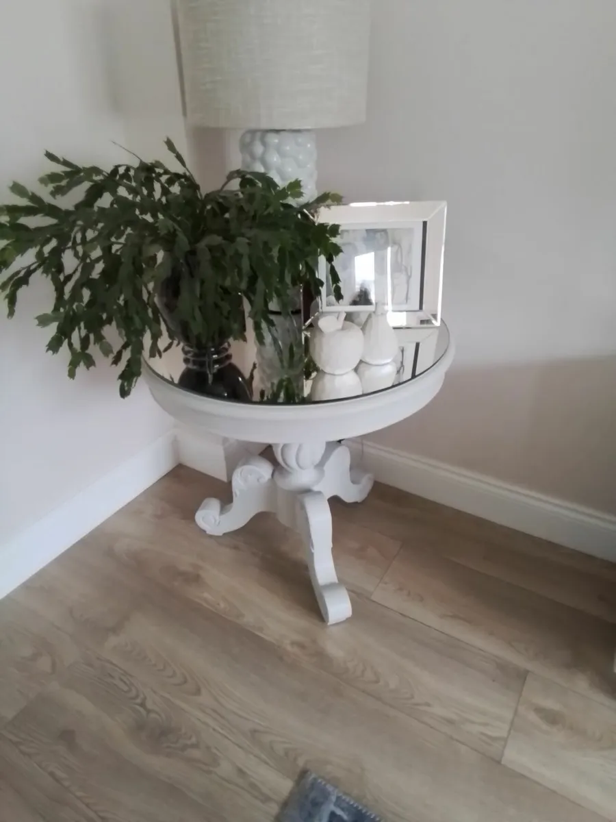 Large occasional table - Image 1