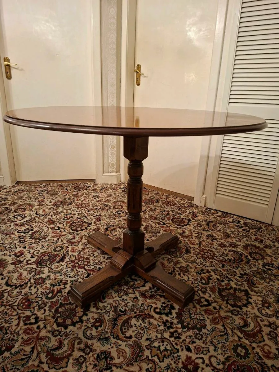 Round living room table and 4 chairs - Image 2