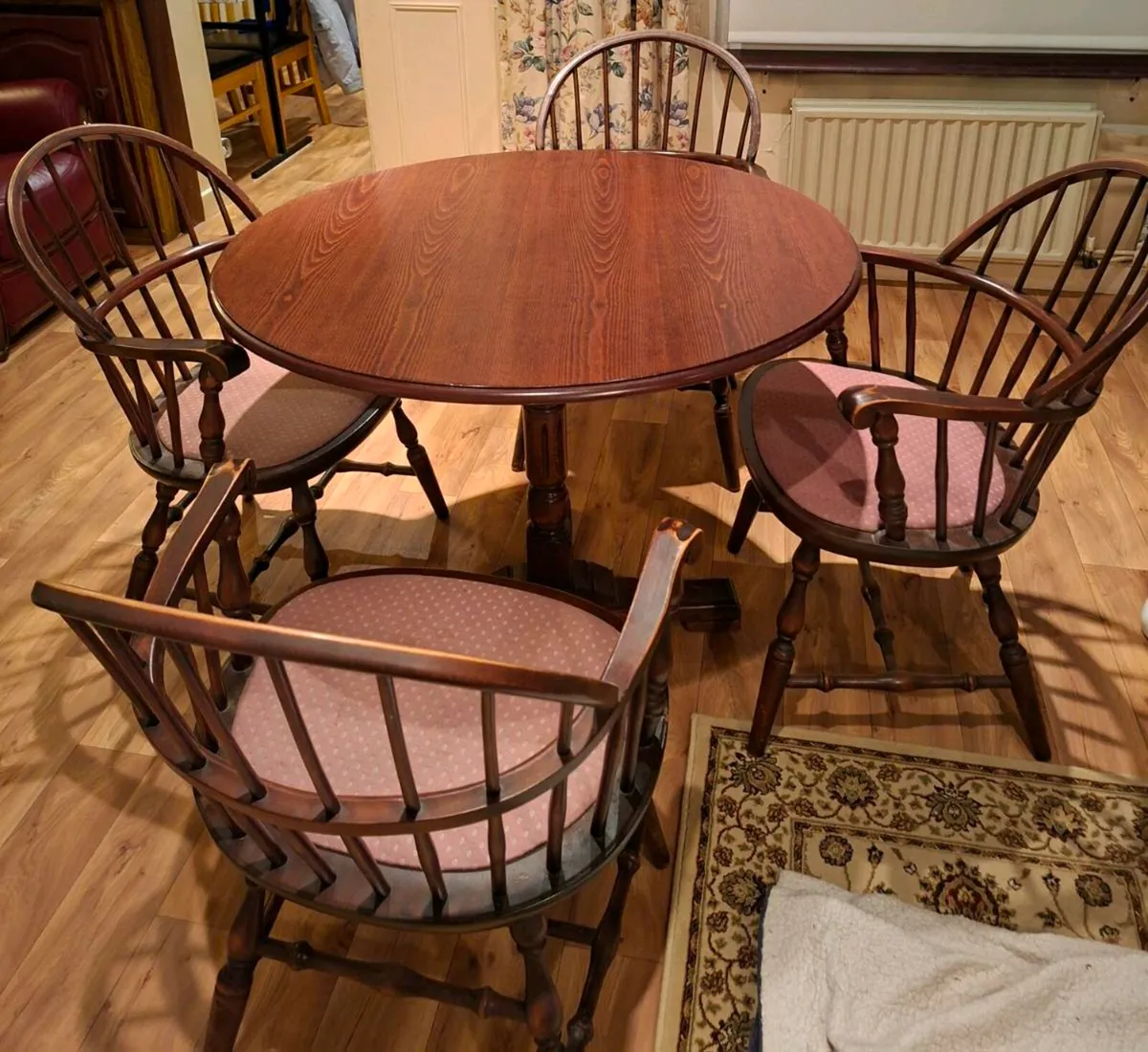 Round living room table and 4 chairs - Image 1