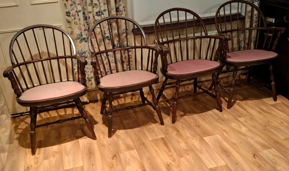 Round living room table and 4 chairs - Image 4