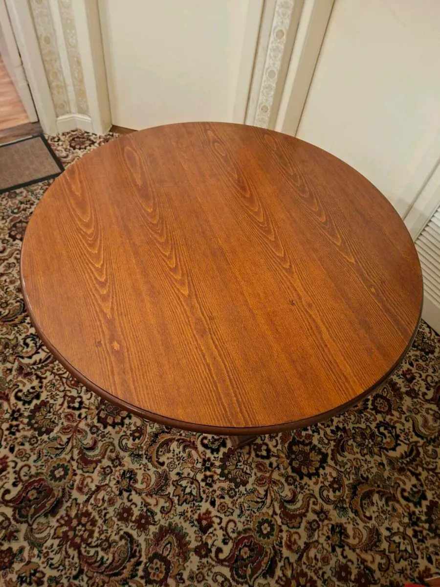 Round living room table and 4 chairs - Image 3