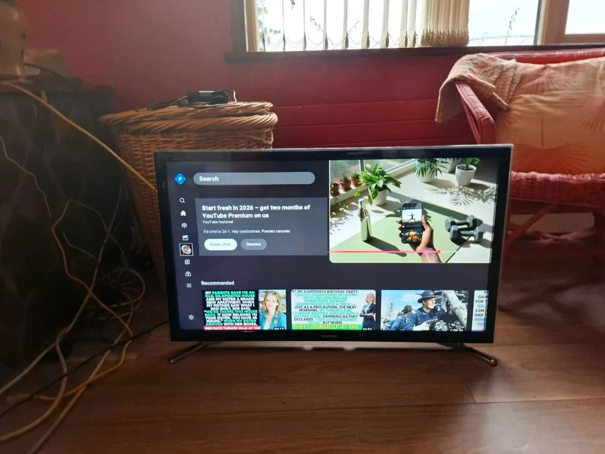 32 INCH SMART TV - Image 1