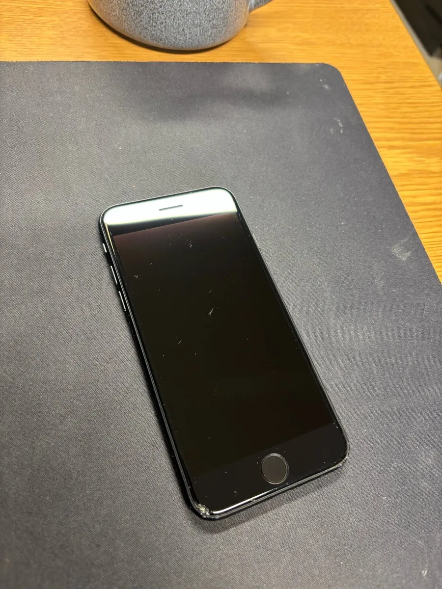 iPhone SE 2nd gen - Image 1