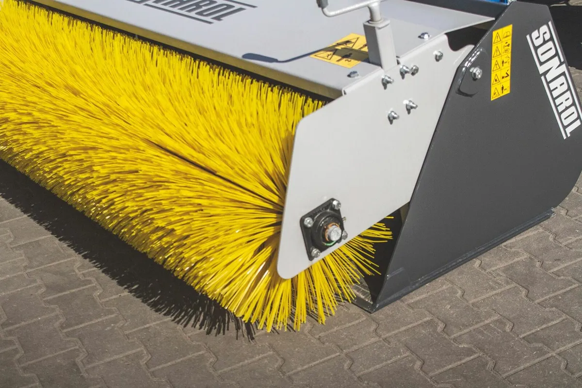 Bucket with brush - front loader - Image 2