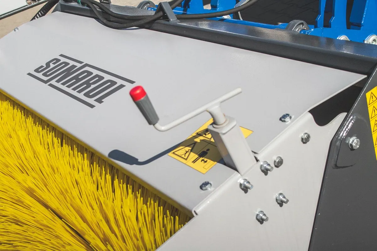 Bucket with brush - front loader - Image 3