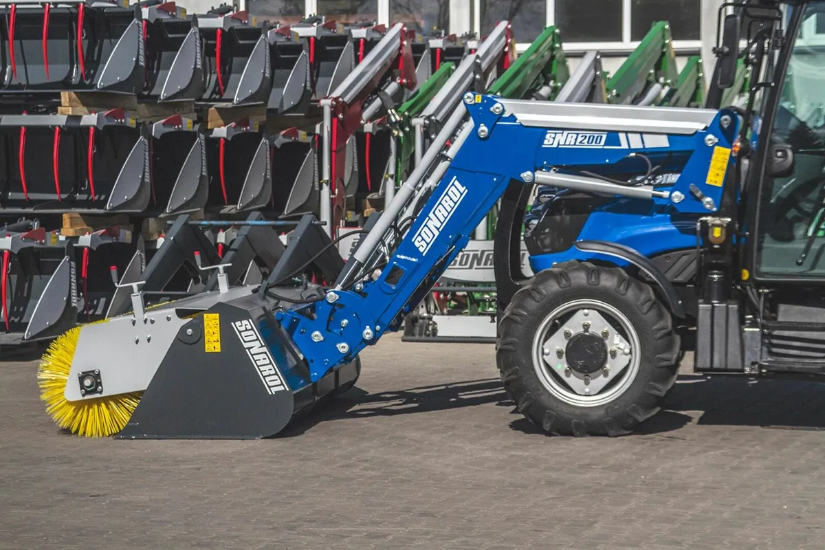 Bucket with brush - front loader - Image 1
