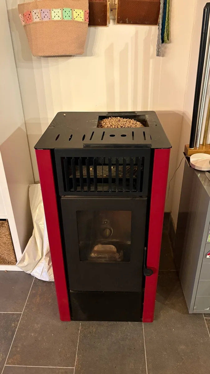 Pellet stove 9,5kW incl double wall flu pipe - Image 1