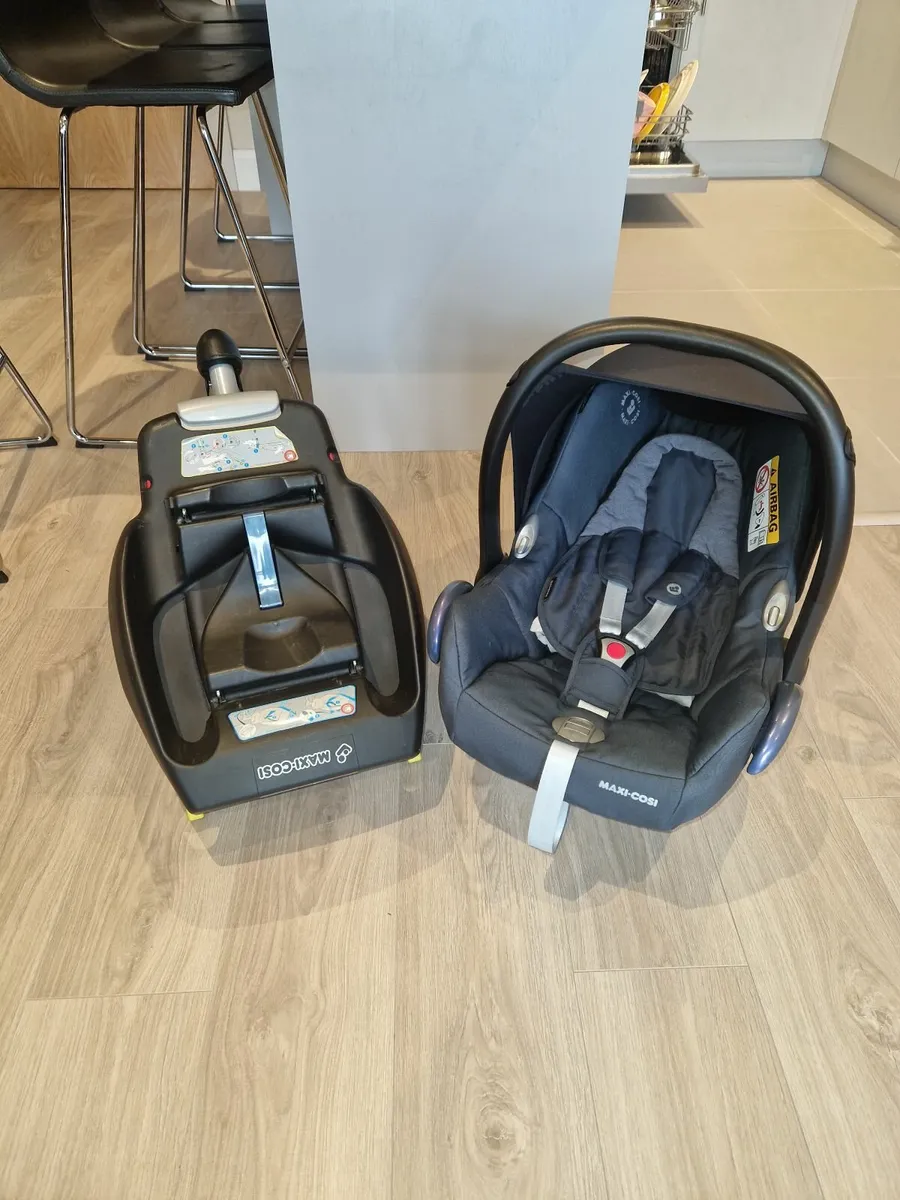 Uppababy vista V2 Full set car seat isofix - Image 2