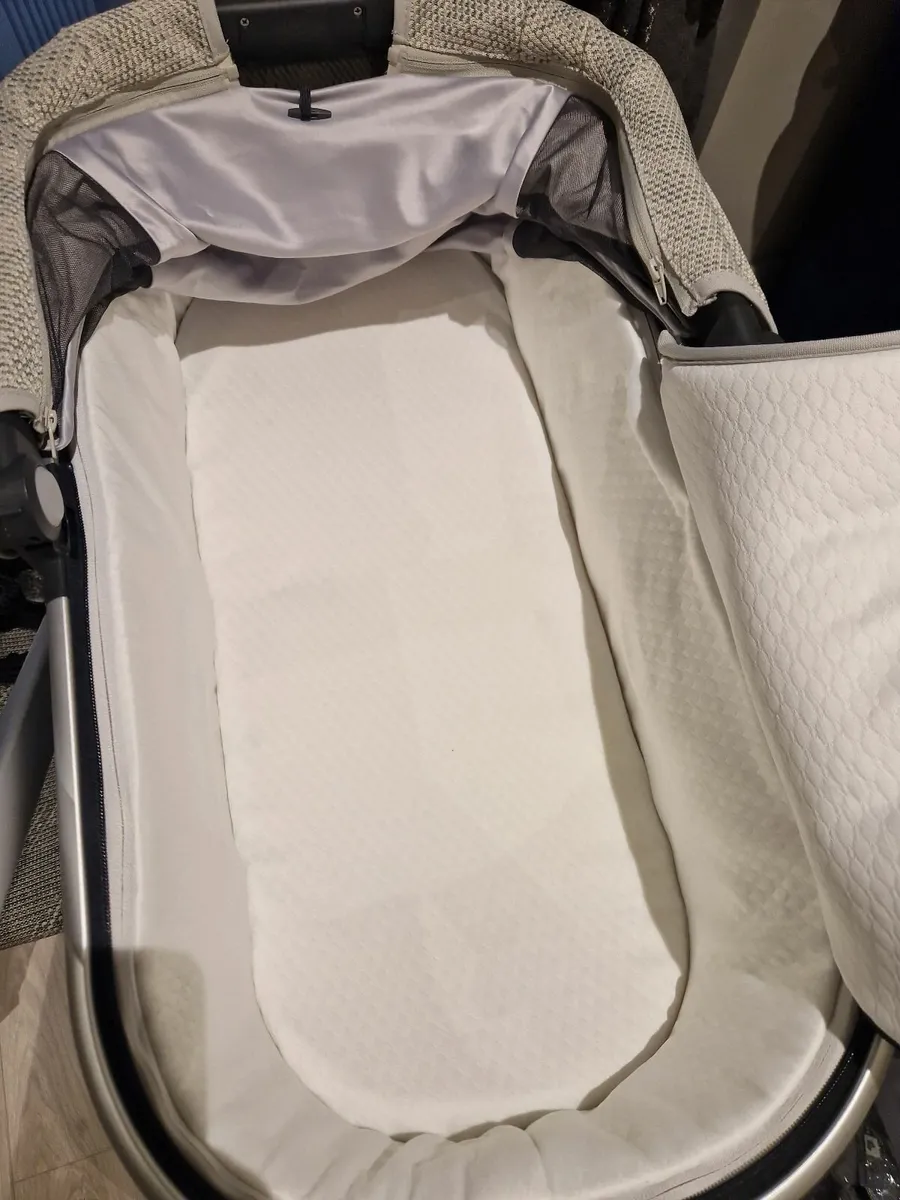 Uppababy vista V2 Full set car seat isofix - Image 4