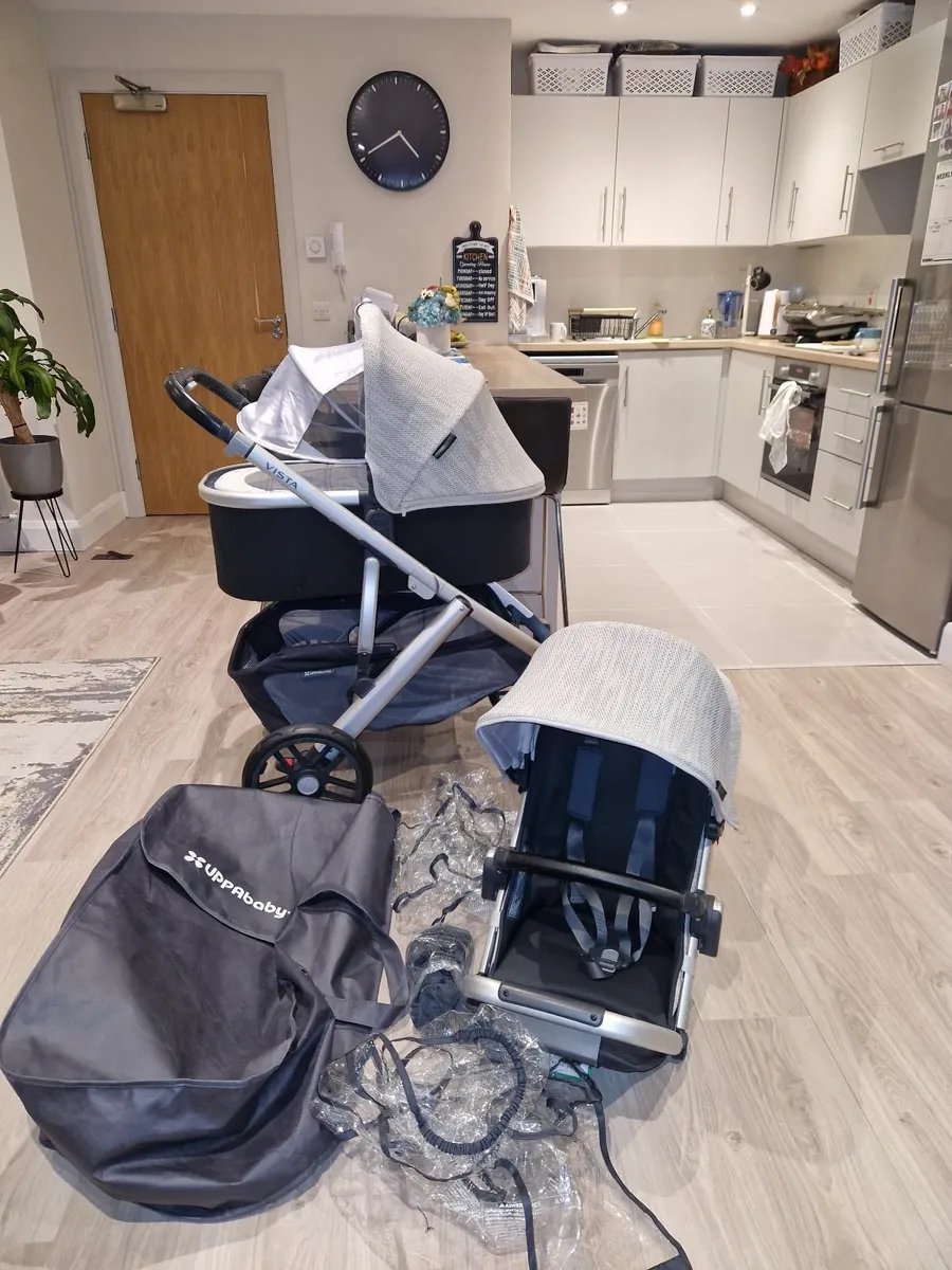 Uppababy vista V2 Full set car seat isofix - Image 1