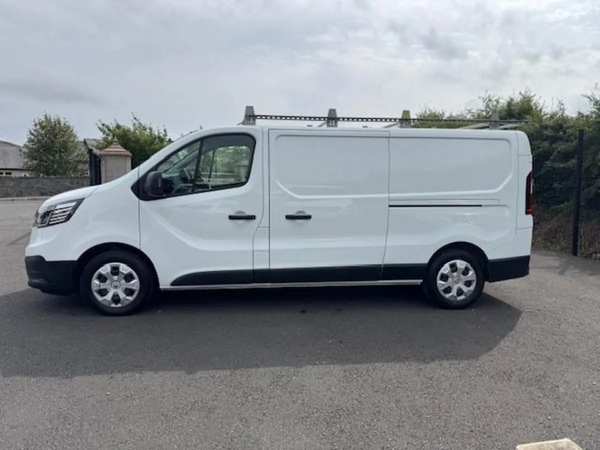 Renault Trafic Advance LWB - One Owner from New - Image 4