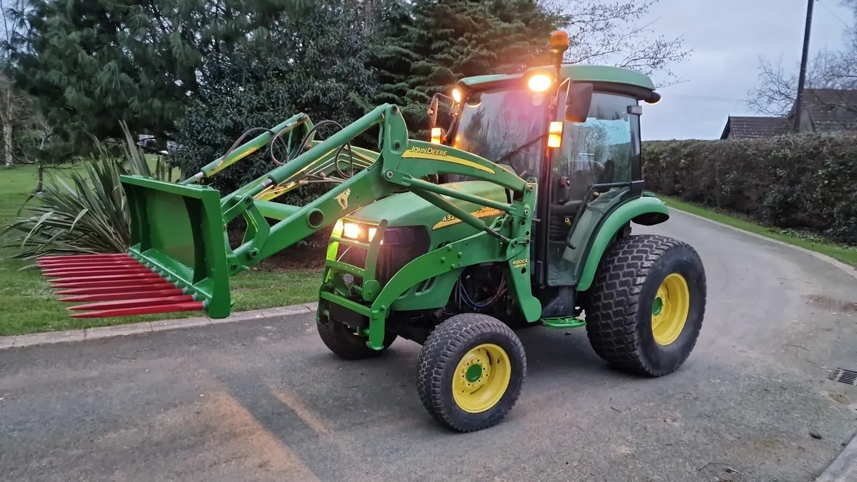 John Deere 4320 50hp Compact Tractor Loader - Image 3