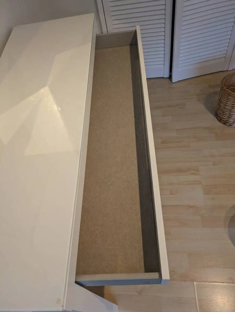 IKEA malm dressing table + folding mirror - Image 4