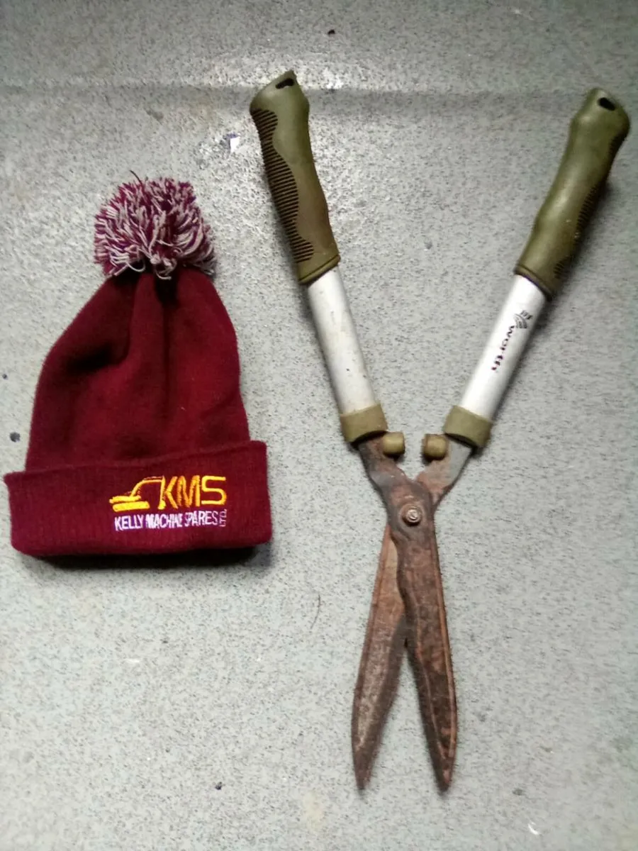 HAND.  HEDGE. CLIPPERS. AND.  THERMAL.  HAT - Image 1