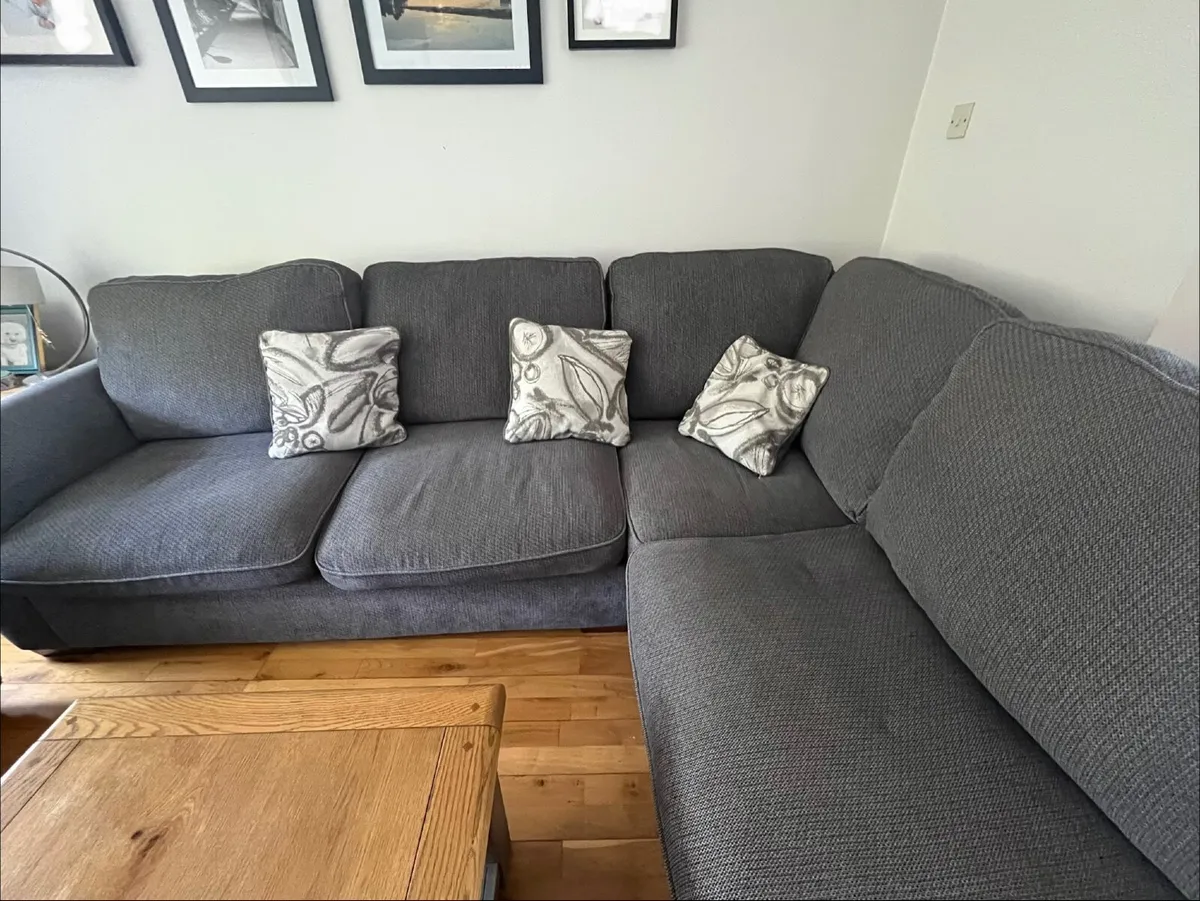 L  Couch and coffee table/ matching 2 table next - Image 4