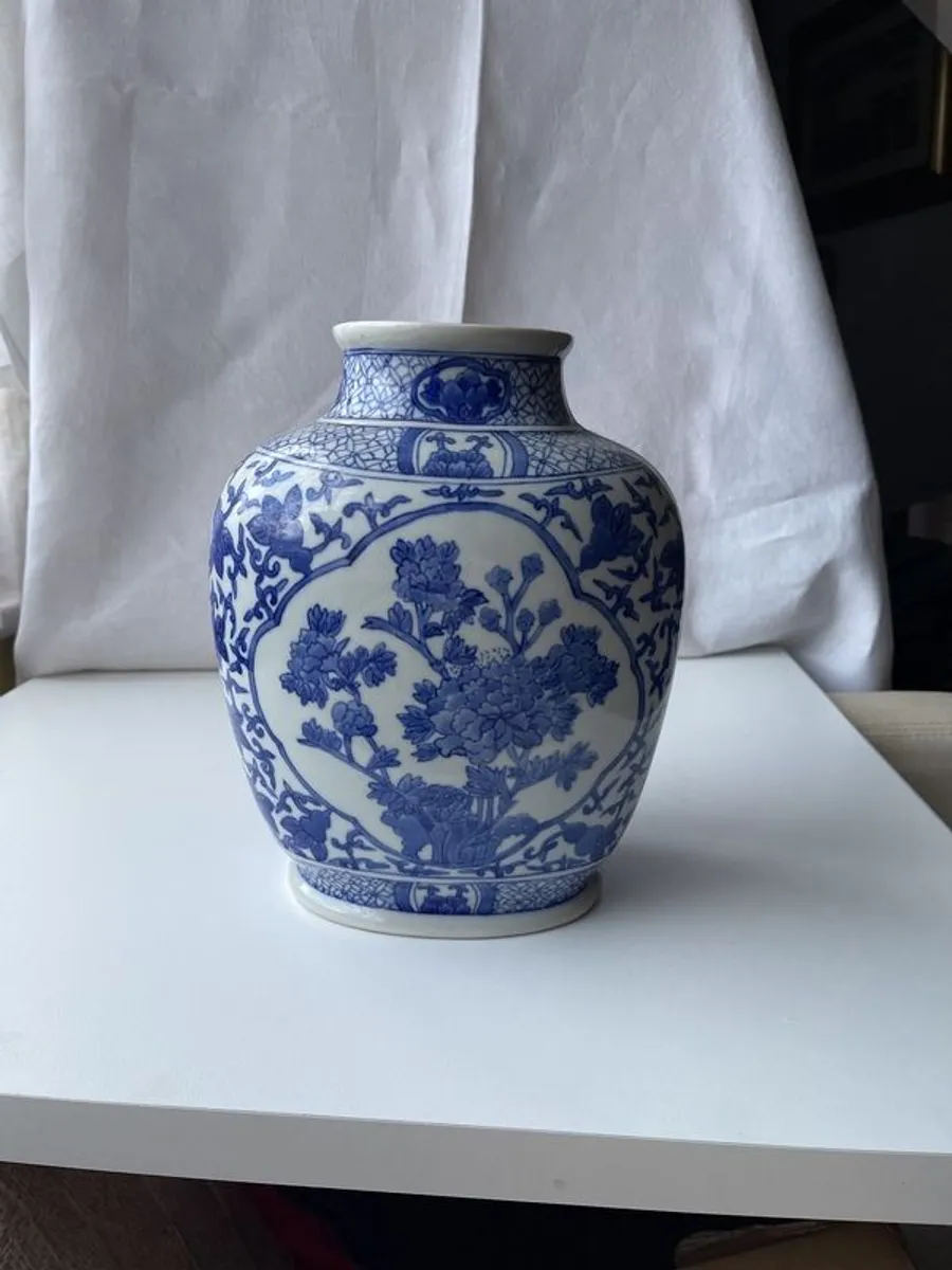 Beautiful blue and white chinese vase - Image 1