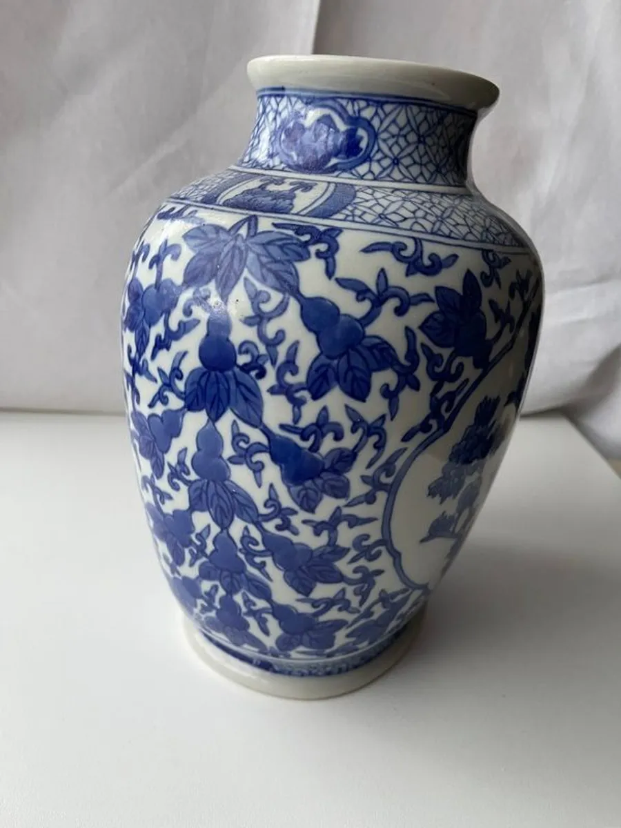 Beautiful blue and white chinese vase - Image 2