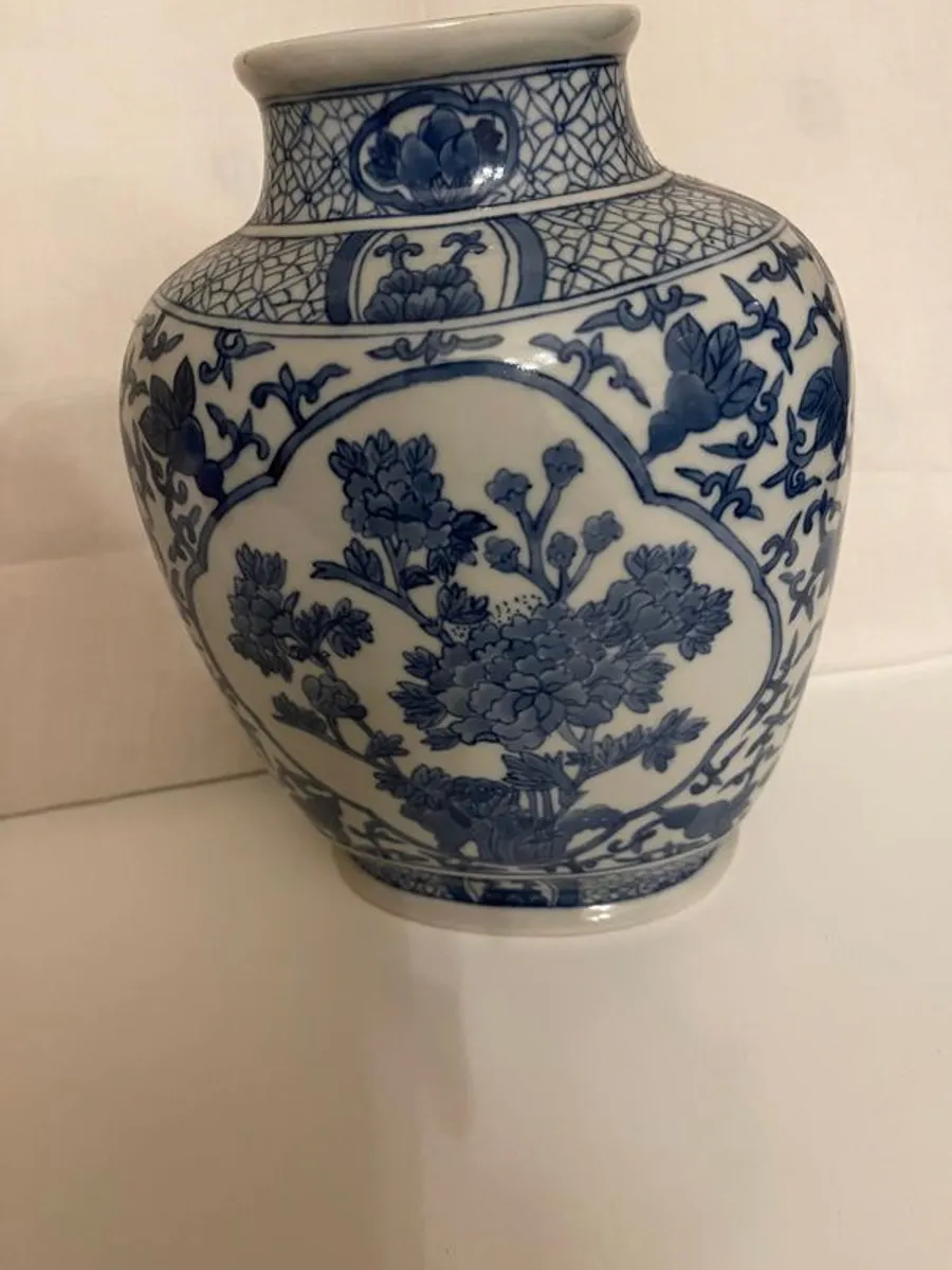 Beautiful blue and white chinese vase - Image 3
