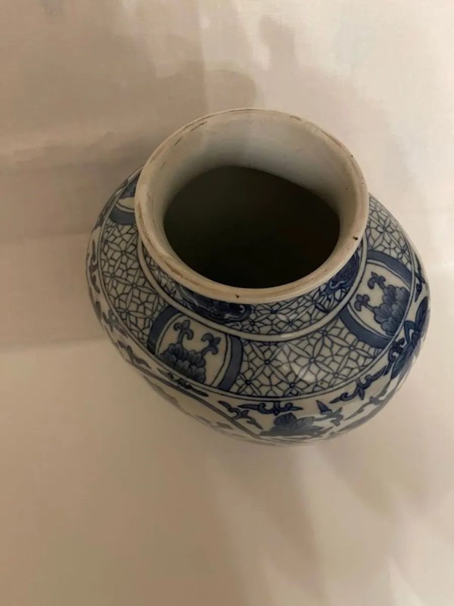 Beautiful blue and white chinese vase - Image 4