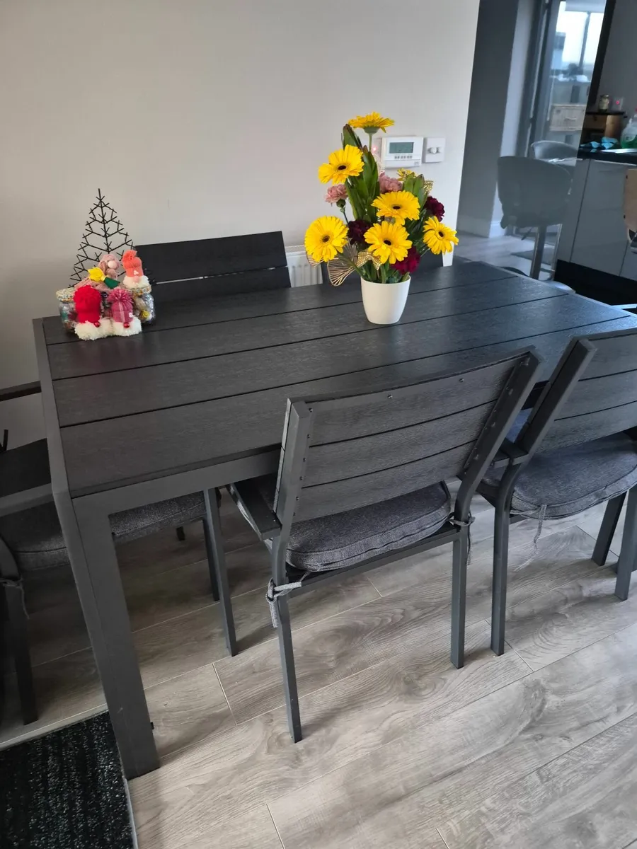 Garden table with 6 stackablechairs and cushions - Image 1