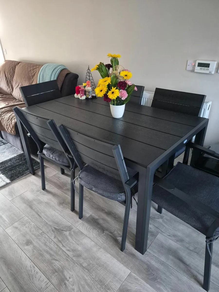 Garden table with 6 stackablechairs and cushions - Image 2