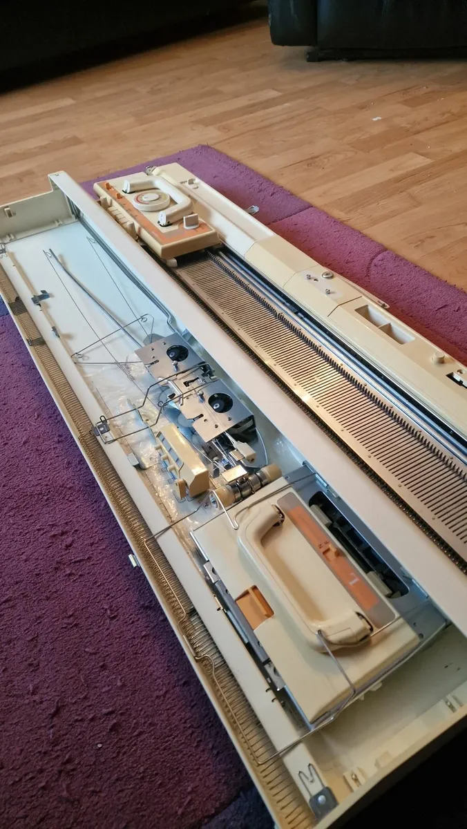 Brother kh 840 punch card knitting machine - Image 3