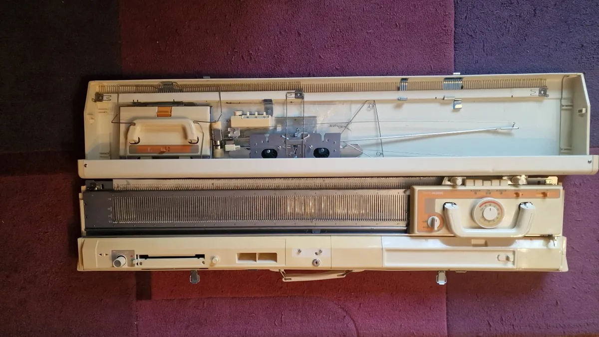 Brother kh 840 punch card knitting machine - Image 4