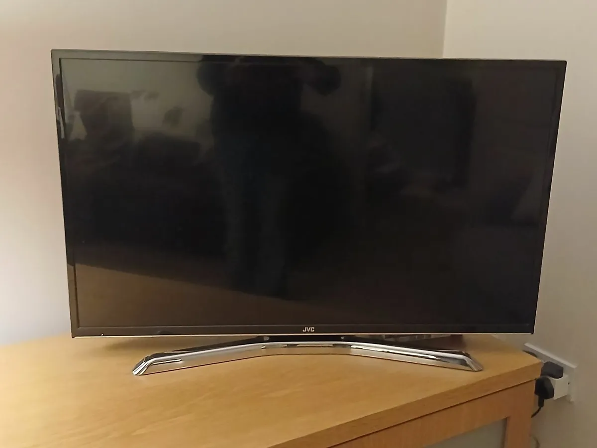 39" LED Smart HD TV - Image 1