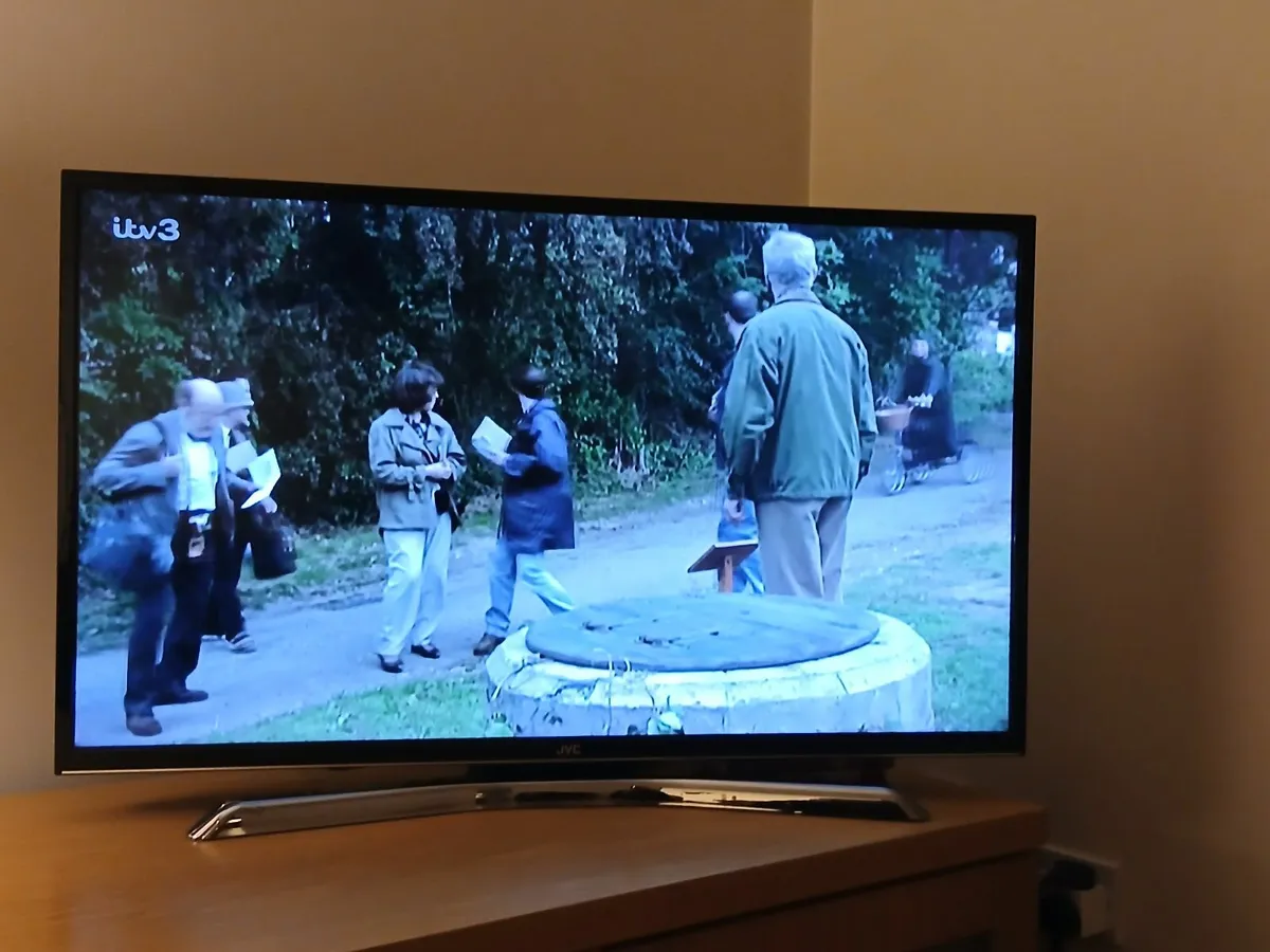 39" LED Smart HD TV - Image 3