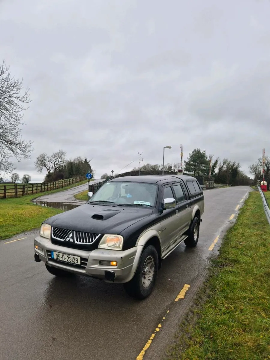 Mitsubishi  L200  Crew  Cab - Image 2