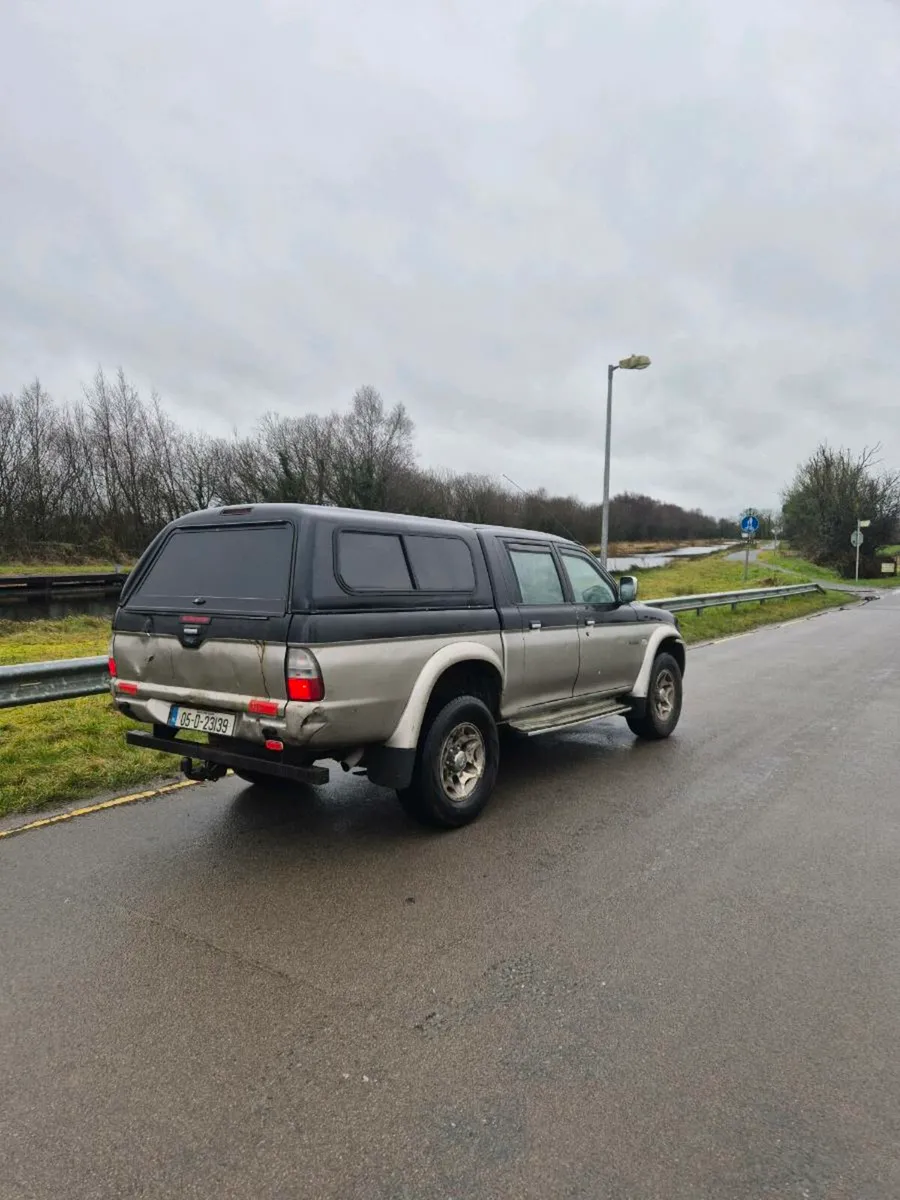 Mitsubishi  L200  Crew  Cab - Image 3
