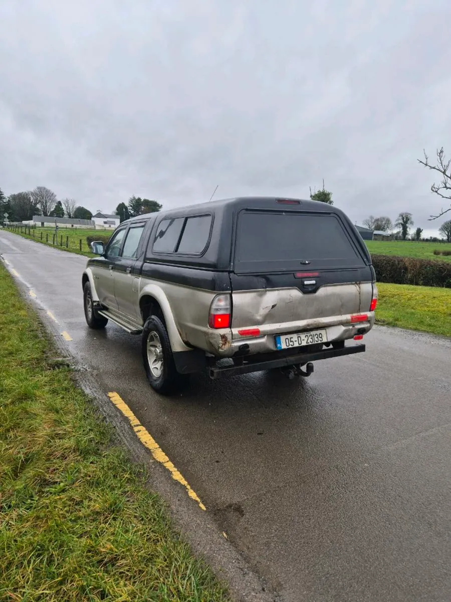 Mitsubishi  L200  Crew  Cab - Image 4