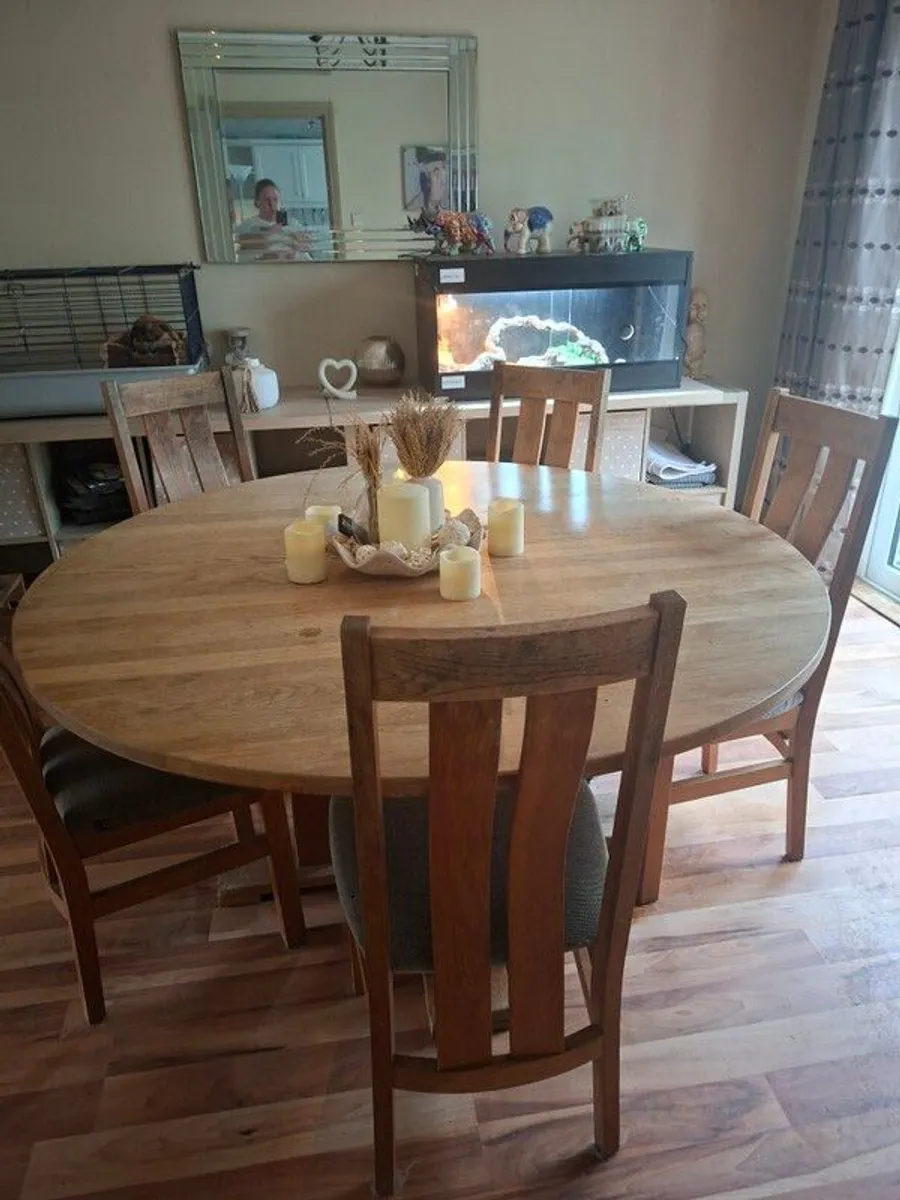 solid wood round table and 5 chairs - Image 1