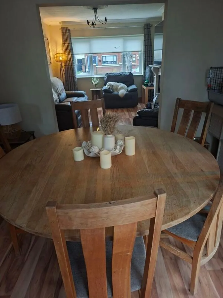 solid wood round table and 5 chairs - Image 2