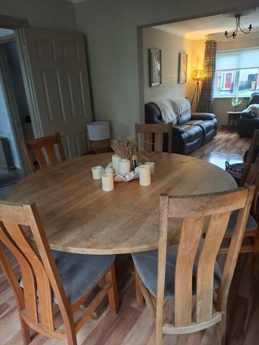 solid wood round table and 5 chairs - Image 3