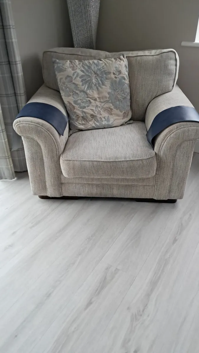 3 piece suite of furniture - Image 1