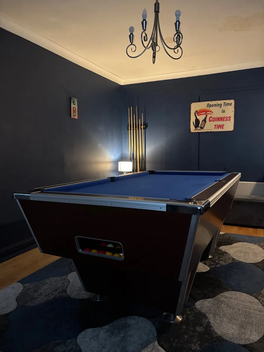 Pool table - Image 1