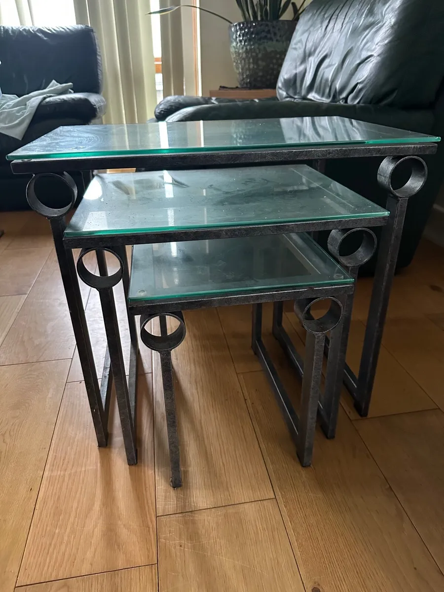 Nest of 3 side tables - Image 1