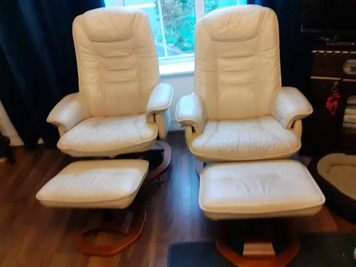 Pair of leather swivel armchairs with foot stools - Image 2