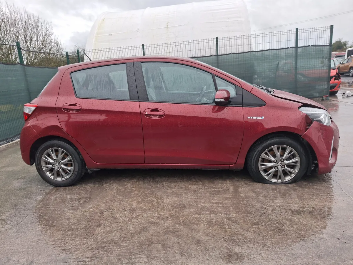 2019 Toyota yaris  Hybrid  Automatic - Image 2